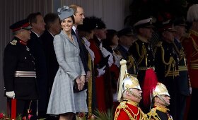 Nė&scaron;čia Kembridžo hercogienė Catherine grįžo prie karali&scaron;kųjų pareigų