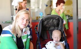 Rūta Meilutytė aplankė vėžiu sergančius vaikus