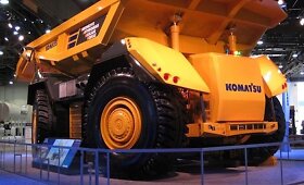 Autonominis karjerų monstras &bdquo;Komatsu&ldquo; su 2700 AG varikliu