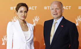 Angelina Jolie ir Williamas Hague'as atidarys didžiausią vir&scaron;ūnių susitikimą dėl lytinio smurto karų metu