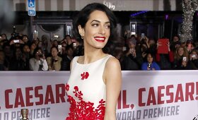 Gimtadienį &scaron;venčiančios Amal Clooney stilius