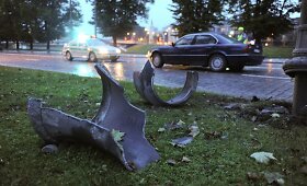 BMW smūgis į masyvų stulpą