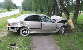 Ukmergės rajone girto jaunuolio vairuojamas BMW rėžėsi į medį