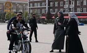 R.Kadyrovas po Grozną važinėjo baltarusių dovanotu motociklu