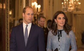 Į vie&scaron;umą grįžusi Kembridžo hercogienė Catherine parodė apvalėjantį pilvuką