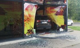 Vilniuje automobilis įvažiavo į prekybos centro pastatą