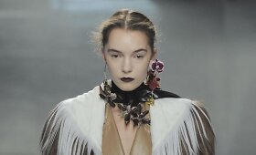 Kar&scaron;toji aksesuarų mados tendencija: kaklo juostelė