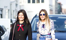 Ry&scaron;kios spalvos pilkumoje: Milano mados savaitės gatvės stilius