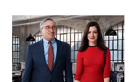 Komedija &bdquo;Naujokas&ldquo; su Robertu De Niro ir Anne Hathaway
