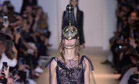 &bdquo;John Galliano&ldquo; 2016 m. pavasario-vasaros kolekcija su stipriais briti&scaron;kais prieskoniais