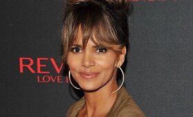 Halle Berry ant raudono kilimo pasirodė su &scaron;lapiomis nuo prakaito pažastimis