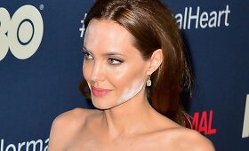 Filmo &bdquo;The Normal Heart&ldquo; premjeroje Angelina Jolie pasirodė su neprofesionaliai atliktu makiažu