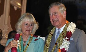 Britų karali&scaron;kajai porai per sutikimo ceremoniją Indijoje buvo uždėtos jazminaičių ir serenčių girliandos