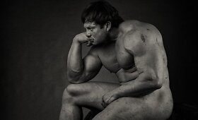 Kultūristas Dainius Barzinskas apsinuogino meninei fotosesijai