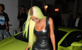 Kim Kardashian Majamyje prie žalio &bdquo;Lamborghini&ldquo; derino žalius plaukus