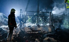 Ugniagesiai bando užgęsinti degančias padangas