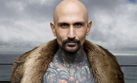 Holivudo aktorius Robertas LaSardo Vilniuje pasidarė tatuiruotę
