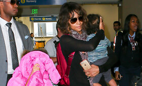 Halle Berry ir Olivier Martinezas su vaikais Los Andželo oro uoste