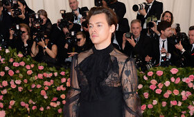 Dainininkas Harry Stylesas &bdquo;Met Gala&ldquo; pokylyje