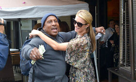 Paris Hilton paaukojo pinigų benamiui ir su juo glėbesčiavosi