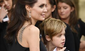 Angelina Jolie su vaikais filmo &bdquo;First They Killed My Father&ldquo; premjeroje