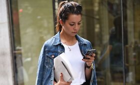 Niujorko mados savaitės gatvės tendencijos: plisuotas sijonas