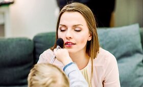 Garsios moterys su vaikais fotosesijoje &bdquo;Nes mama yra pati gražiausia&ldquo;