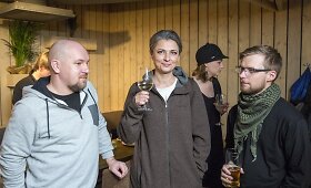 Komedijos &bdquo;Patriotai&ldquo; komanda vakarėlyje at&scaron;ventė filmavimo užbaigimą