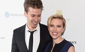 Scarlett Johansson raudonuoju kilimu žengė kartu su broliu dvyniu Hunteriu