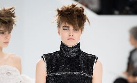 Agnė Končiūtė Paryžiuje žengė &bdquo;Chanel&ldquo; auk&scaron;tosios mados podiumu