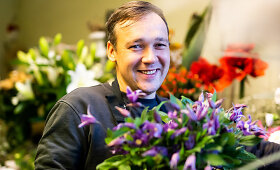 Alfredas Borkovskis jau de&scaron;imt metų dirba &scaron;eimos gėlių studijoje
