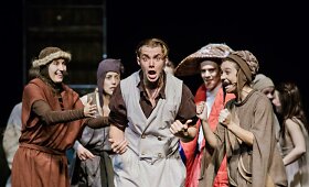 Juozo Miltinio dramos teatro spektaklis &bdquo;Devynbėdžiai&ldquo;