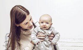  Laura Mazalienė su neseniai gimusia dukra tapo žindymo skraisčių veidais
