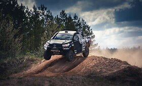 Benediktas Vanagas i&scaron;bandė Dakaro automobilį