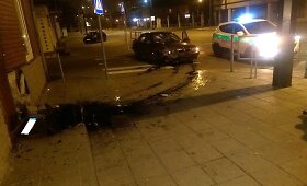 Avarija Kauno A.Juozapavičiaus prospekte: &bdquo;BMW&ldquo; įvažiavo į namą