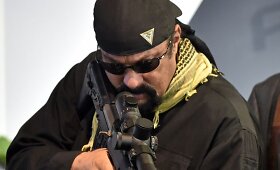 Stevenas Seagalas atvyko į &bdquo;Oboronexpo-2014&ldquo; karinę parodą Rusijoje