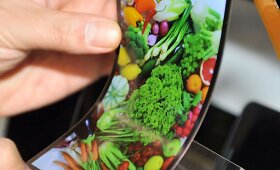 I&scaron;manusis LG &bdquo;G Flex&ldquo; telefonas lenktu ekranu
