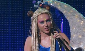 &Scaron;okiruojantis Miley Cyrus koncertinis įvaizdis