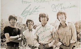 Aukcione parduodami &bdquo;The Beatles&ldquo; grupės narių pasira&scaron;yti atminimo daiktai