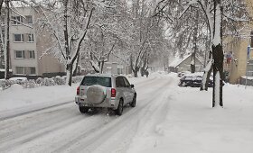 Snieguotos ir sunkiai i&scaron;važiuojamos Trakų gatvės