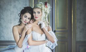 Naujoje fotosesijoje &bdquo;Pinup Girls&ldquo; tapo porcelianinėmis lėlėmis