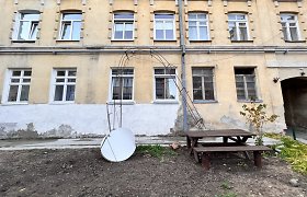Namas su aptrupėjusiomis detalėmis Raugyklos gatvėje, Vilniuje