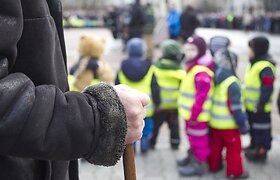 21 (17) Mokesčių na&scaron;tos mažiausias pajamas gaunantiems asmenims ir vaikus auginantiems asmenims nuoseklus mažinimas