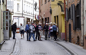 20 (17) Turizmo įstatymo pakeitimų parengimas ir priėmimas siekiant patobulinti turizmo paslaugų teikėjų priežiūrą ir turistų apsaugą