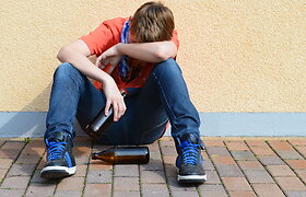 11 (17) Alkoholio kontrolės įstatymo pataisų, numatančių alkoholio įsigijimo ir vartojimo amžiaus padidinimą iki 20 metų bei alkoholio reklamos draudimą, griežtesnį prekybos alkoholiu laiko ir pardavimo vietų ribojimą, k