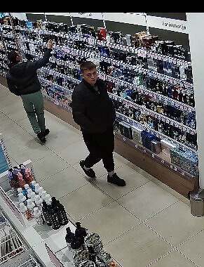 Kauno apskrities policijos nuotr./Kvepalų vagystė Kaune tyrime ieškomas vyras