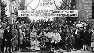 Frenkelio odų fabriko darbininkai &Scaron;iauliuose 1930 m. prie&scaron; valstybės prezidento vizitą