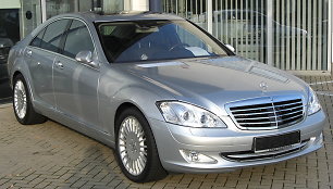 S klasės „Mercedes-Benz“ automobilis