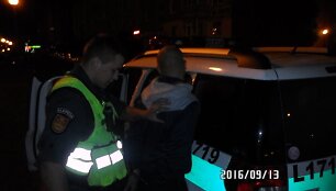 Įžūlūs plė&scaron;ikai Klaipėdoje apsiginklavo kirviu, vėliau bandė vaidinti, jog patys buvo užpulti.