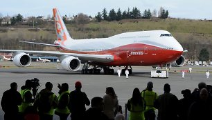 Ilgiausias keleivinis lėktuvas „Boeing 747-8 Intercontinental“  atliko pirmąjį skrydį.